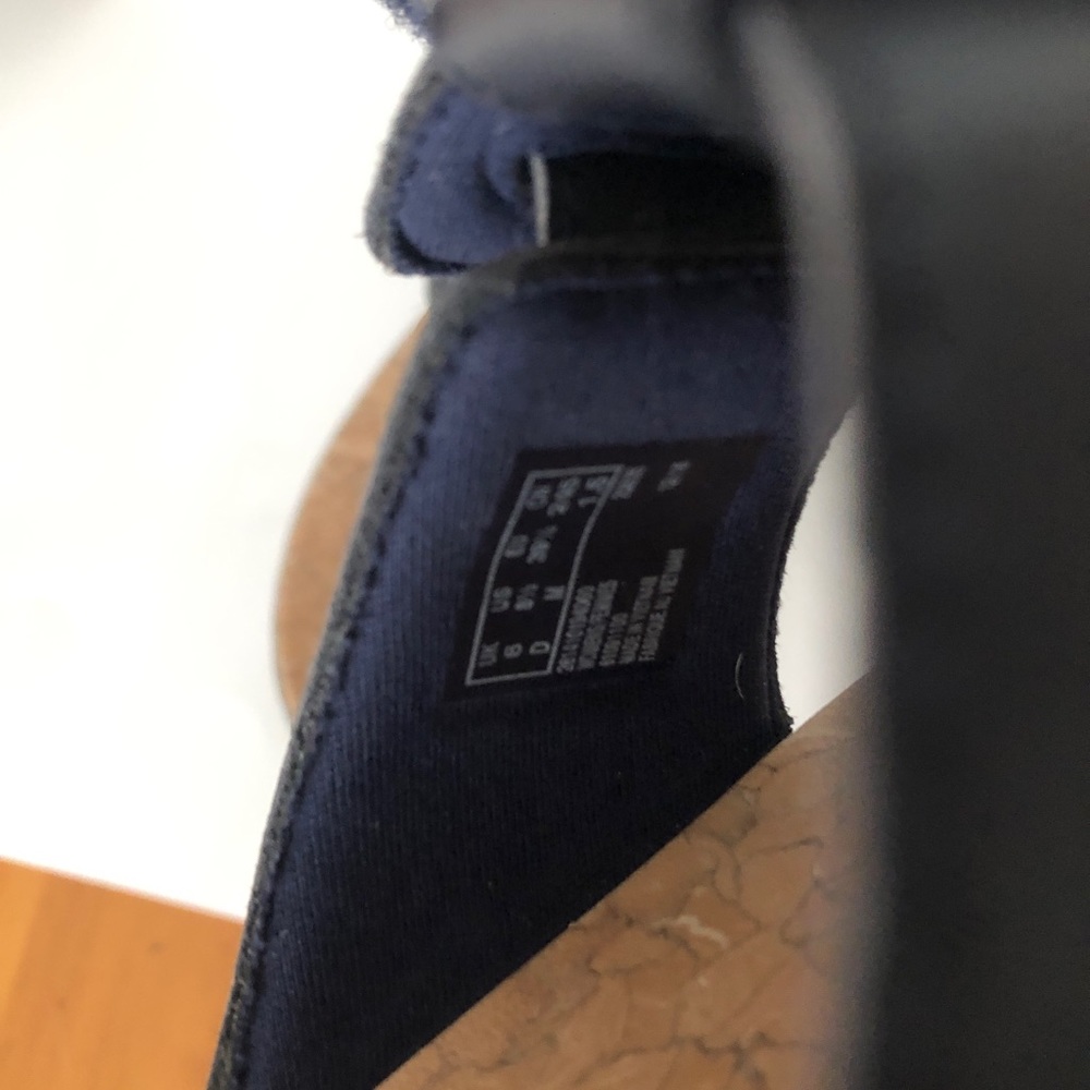 NOT FOR SALE. Clarks Cloudsteppers. Navy Thong Sandals. - Picture 5 of 7